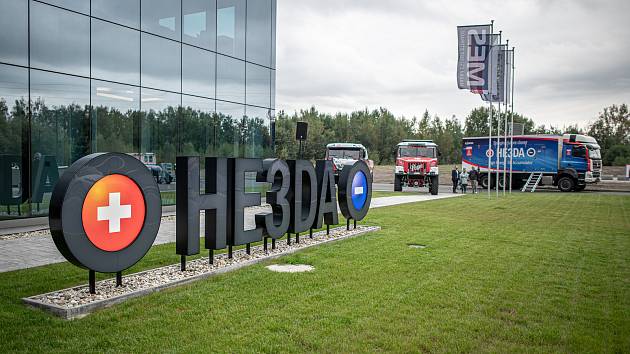 Společnost Magna Energy Storage (MES) otevřela v průmyslové zóně po bývalém černouhelném Dole František továrnu na výrobu vysokoenergetických akumulátorů HE3DA, 17. září 2020 v Horní Suché.