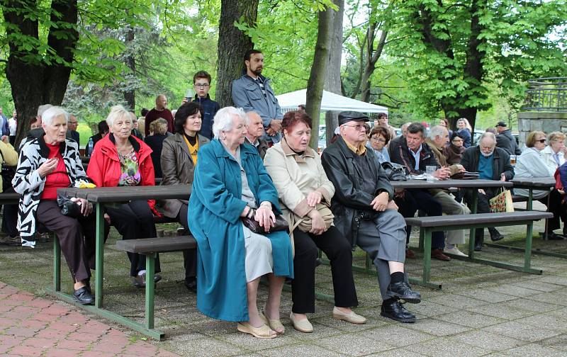 Folklorní přehlídka Máj nad Olzou v Karviné. V lázeňském parku v Darkově se představily smíšené pěvecké sbory, soubor písní a tanců Blędowice a soubor Sląsk z Polska.