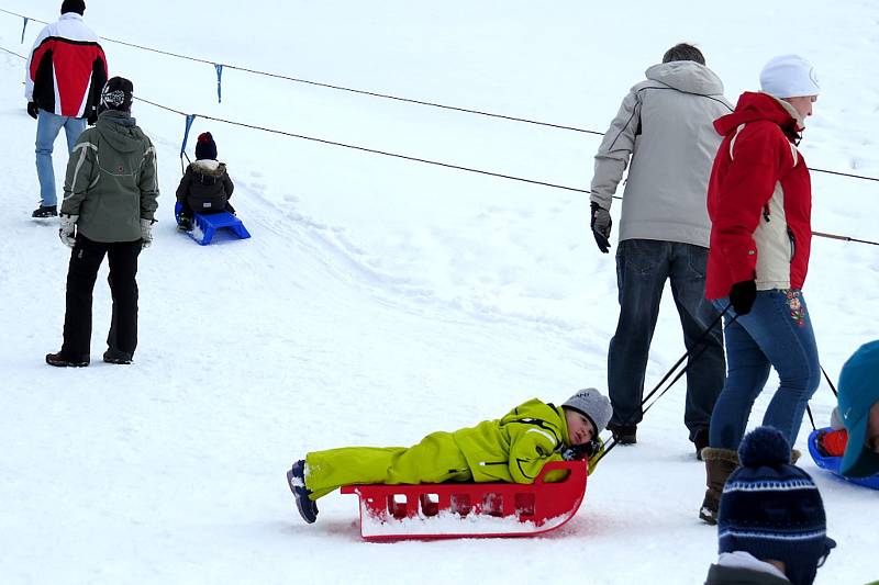 Tošovický areál zaplnili o víkendu lyžaři, snowboardisté i bobisté.