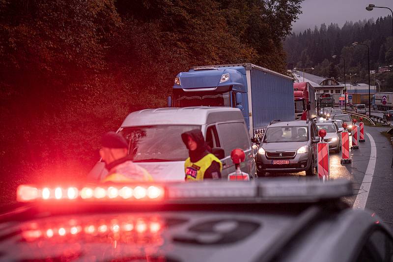 Česká policie zahájila kontroly na česko-slovenské hranici kvůli vysokému počtu uprchlíků, kteří přes ČR přecházejí do Německa a Rakouska, 29. září 2022, Mosty u Jablunkova.