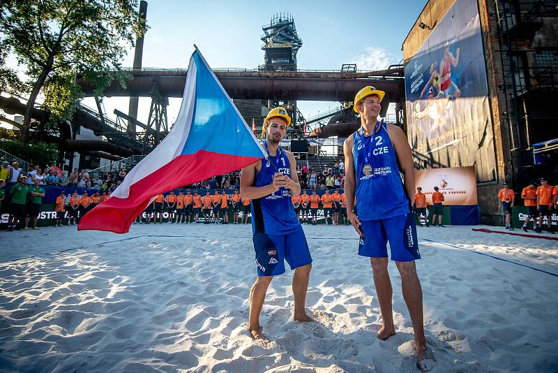 FIVB Světové série v plážovém volejbalu J&T Banka Ostrava Beach Open, 2. června 2019 v Ostravě. Finále muži, (1) Ondrej Perusic a (2) David Schweiner.