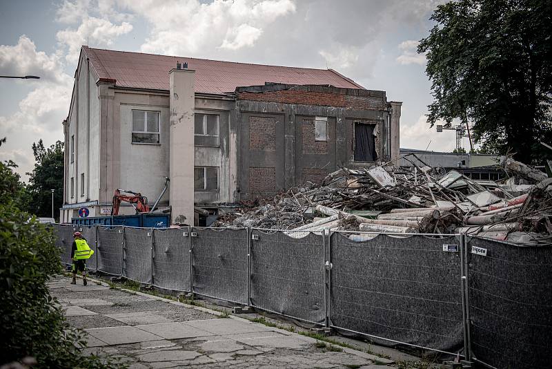 Demoliční práce na budově pavilonu E na Černé louce, 21. července 2021 v Ostravě.