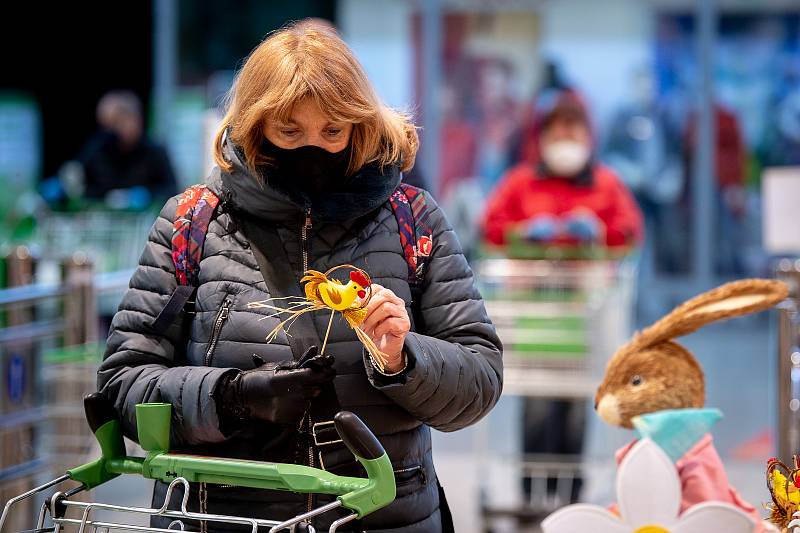 Senioři při nákupech v supermarketu Globus v Ostravě.