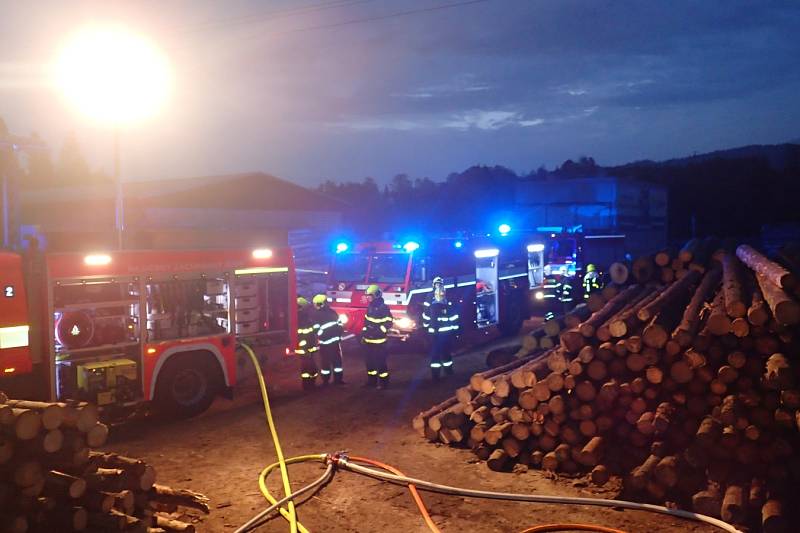 Zásah hasičů u požáru střechy kotelny na velké pile v Bystřici.