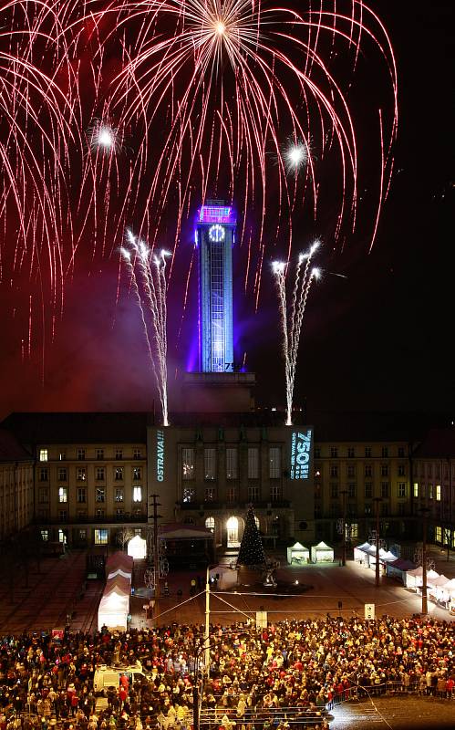 Prokešovo náměstí v Ostravě. Ilustrační foto. Ohňostroj a rozsvícení vánoční výzdoby.