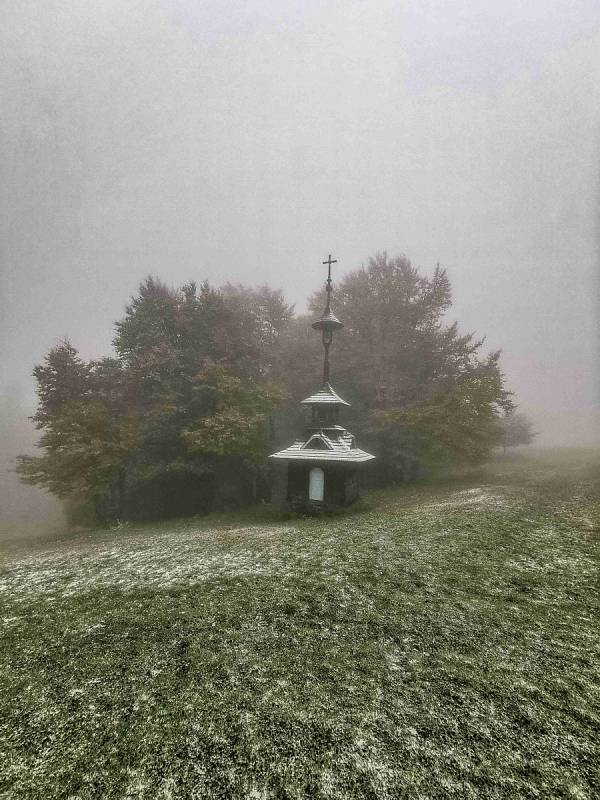 Na Pustevnách se objevil první sníh, zahřát se můžete v Libušíně či Maměnce.