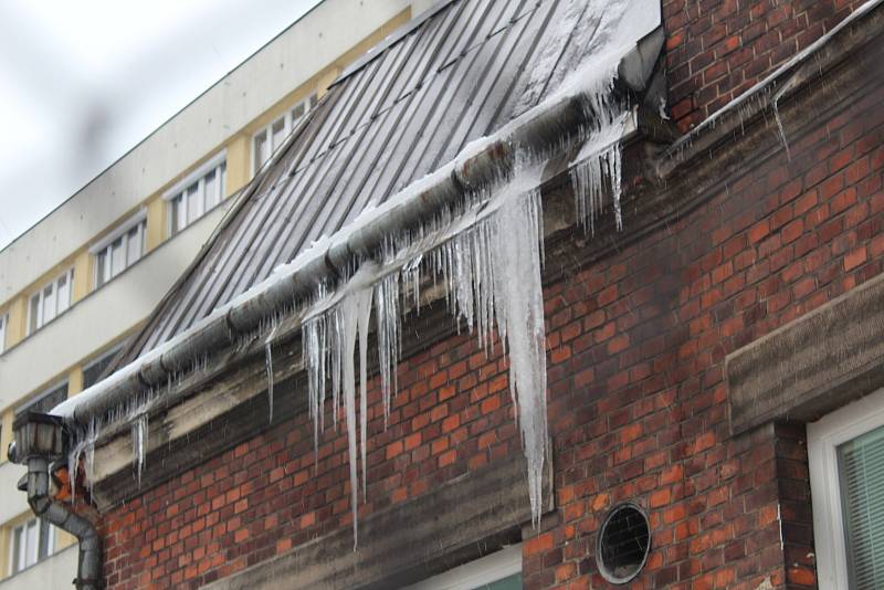 Rampouchy na střechách v Ostravě-Vítkovicích ve středu 17. 2. 2021