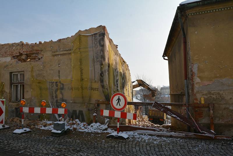 Demolice chátrajících domů mezi ulicemi Pivovarskou a Zahradní.