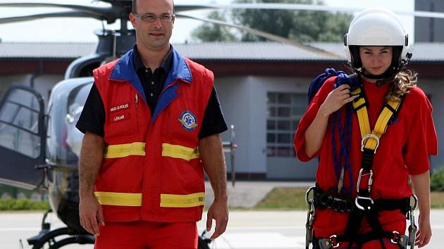 Redaktorka Deníku si v rámci prohlídky hangáru leteckých záchranářů měla také možnost obléct postroj, který se používá k podvěsu pod vrtulníkem, když se pacient nachází v nepřístupném terénu.