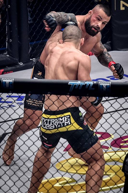 MMA Octagon 11 v Ostravar aréně, 16. března 2019 v Ostravě. Na snímku (v červeném) Karlos Vémola proti Pawel Brandýs.