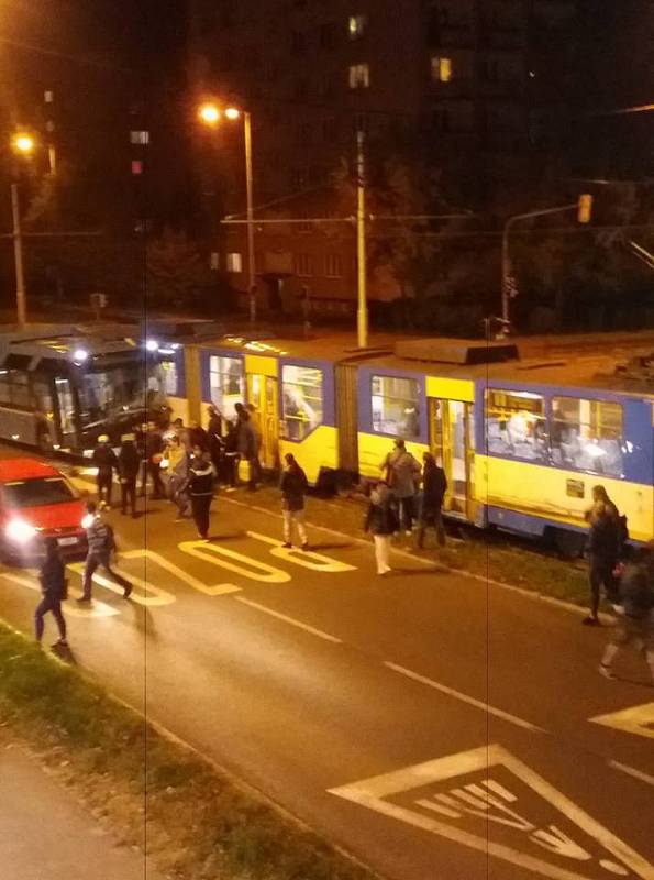 Srážka tramvaje s autobusem v Ostravě.