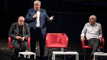 Veřejná debata o plánu propojení centra Ostravy s Dolní oblastí Vítkovic (DOV), 15. června 2022 v Ostravě. (zleva) architekt Josef Pleskot, podnikatel Jan Světlík a architekt Tomáš Ctibor.
