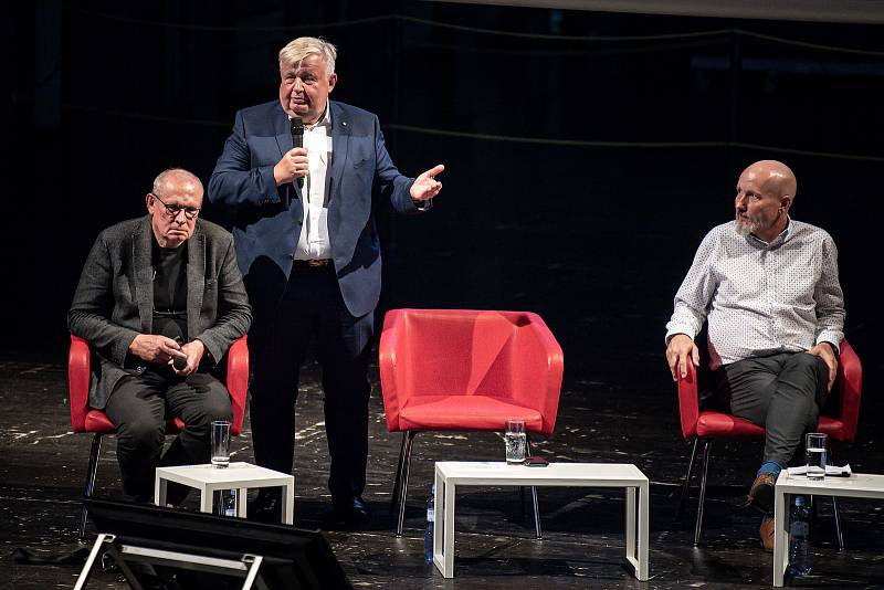 Veřejná debata o plánu propojení centra Ostravy s Dolní oblastí Vítkovic (DOV), 15. června 2022 v Ostravě. (zleva) architekt Josef Pleskot, podnikatel Jan Světlík a architekt Tomáš Ctibor.