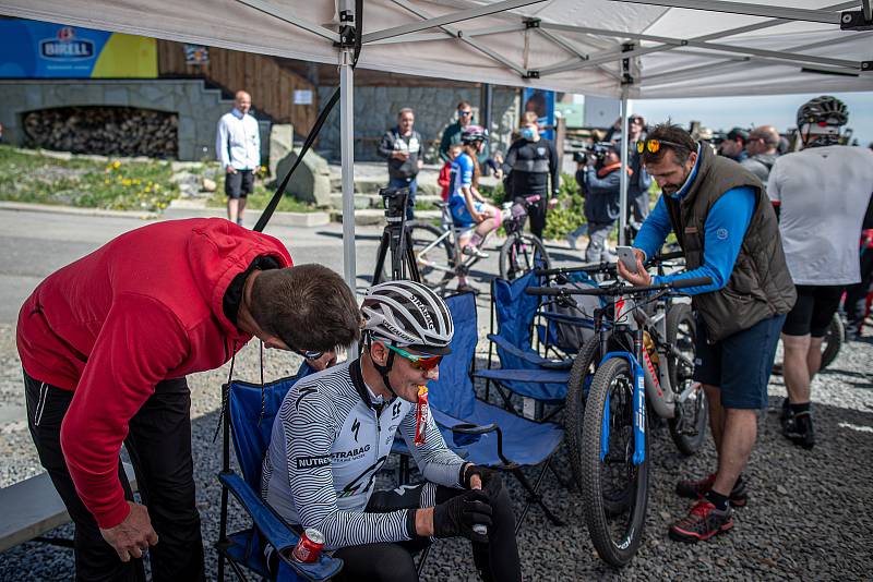 Cyklista Jaroslav Kulhavý vyjíždí na Lysou horu, 22. května 2020. Vystoupat na Lysou horu chce třináctkrát za sebou, aby na kole zdolal nadmořskou výšku 8848m (výška nejvyšší hory světa Mount Everest).