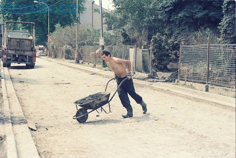 Úklid po povodních, 5. srpna 1997, Ostrava, Nová Ves.