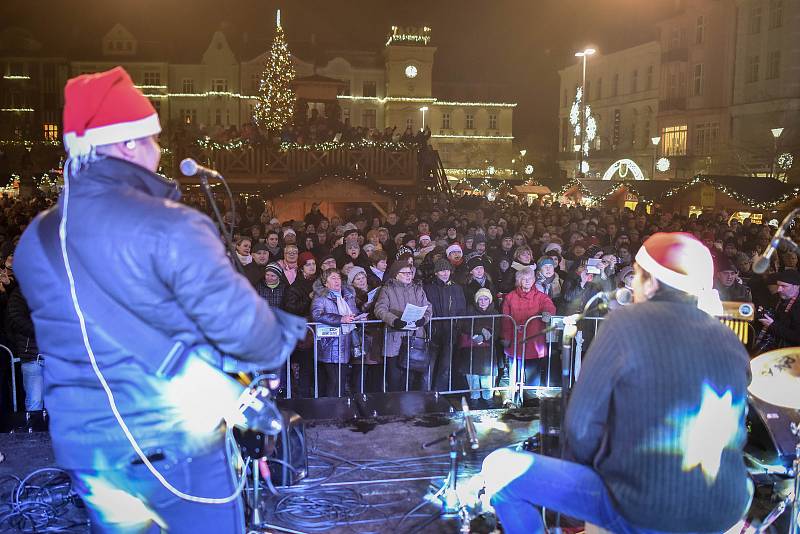 Akce Deníku Česko zpívá koledy na Masarykově náměstí v Ostravě, středa 12. prosince 2018.