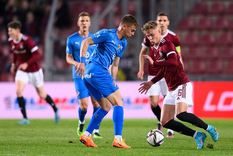 Fotbalisté Baníku Ostrava (v modrém) na hřišti pražské Sparty.