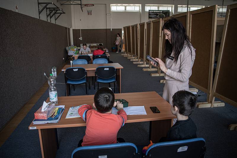 Evakuační centrum v prostorách Fakultní základní školy na Tererově náměstí pro válečné uprchlíky z Ukrajiny, 21. března 2022 v Olomouci. Ukrajinka Lesja Meľnykovyč s rodinou.