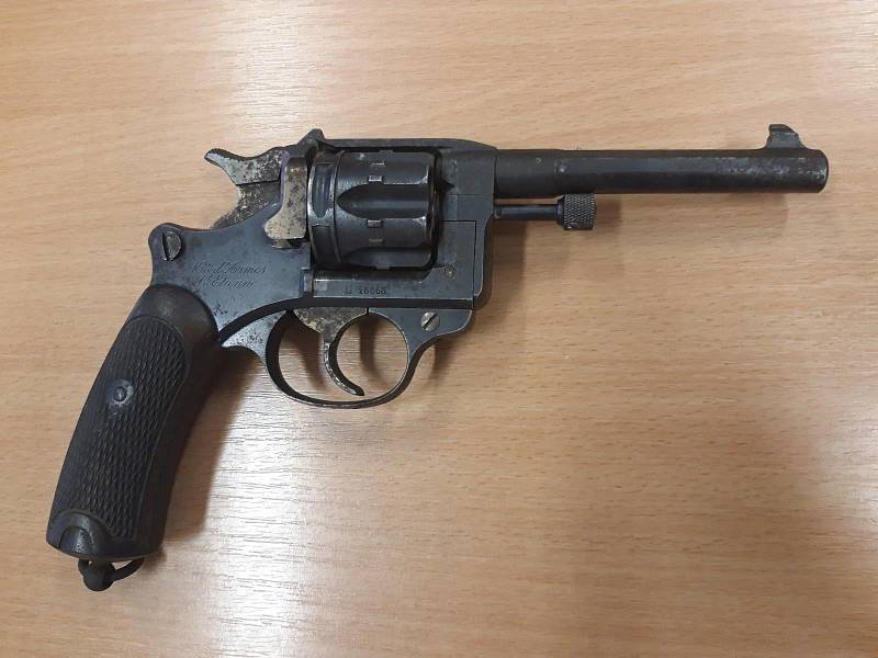 Revolver St. Eienne 1892 odevzdaný při zbraňové amnestii.