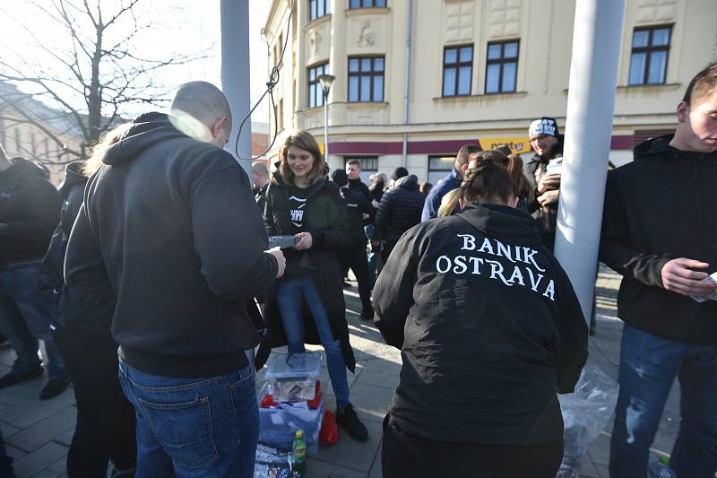 Odjezd fanoušků Baníku z Ostravy do Opavy.