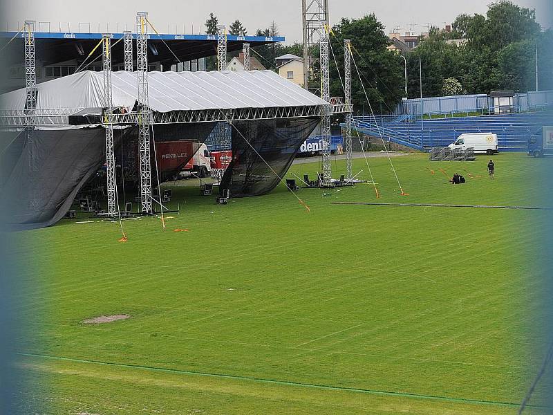 Už od čtvrtečního dopoledne probíhají na Bazalech přípravy na pateční koncert skupiny Scorpions.