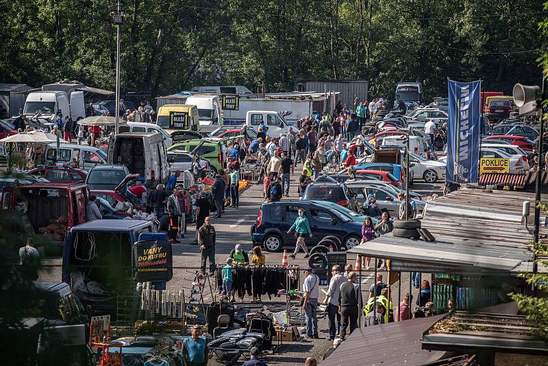 Autoburza na Místecké ulici v Ostravě, 12. července 2020. Ilustrační foto.