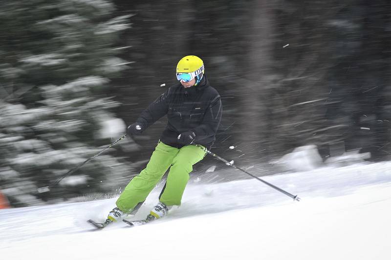 Lyžování ve SKI areálu Bílá v Beskydech.