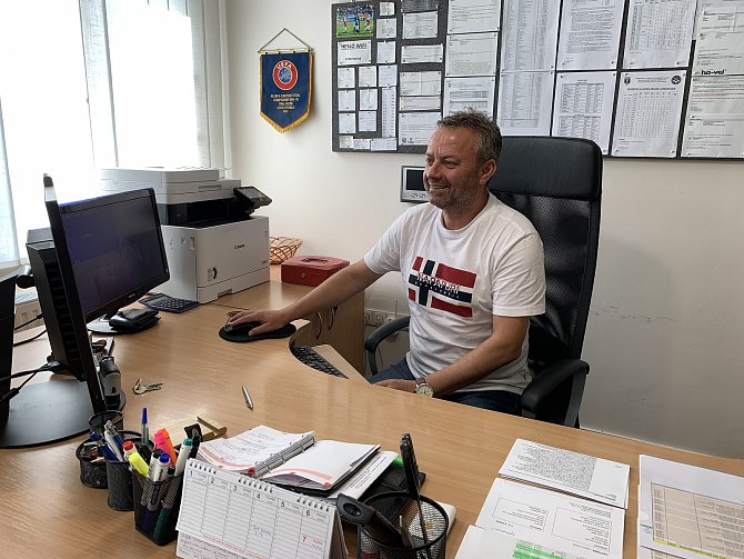 Sezona se rozjíždí. Sekretář krajského fotbalového svazu Vladimír Janoško je optimisticky naladěn. „Věřím, že tentokrát už soutěže dohrajeme,“ říká.