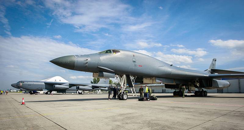 Přílet bombardérů B-52H Stratofortress a nadzvukového "stealth" B-1B Lancer na ostravské letiště Leoše Janáčka v Mošnově.