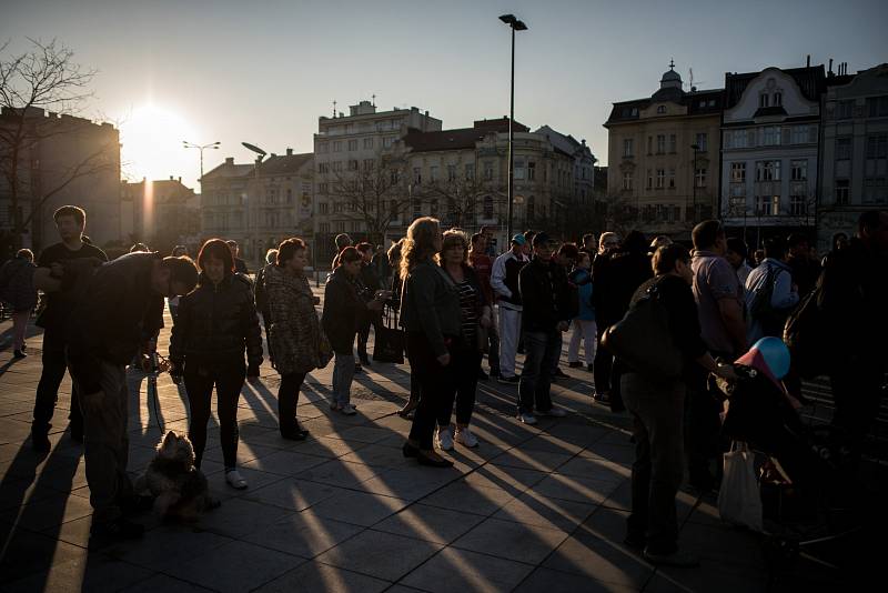 Fanoušci Věry Špinarové se v úterý po šesté hodině sešli v Ostravě na Masarykově náměstí, kde vytvořili zpěvačce pietní místo.