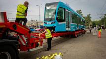 První tramvaj švýcarského výrobce Stadler dorazila do Ostravy, 23. dubna 2018.