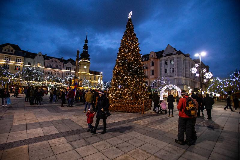 Vánoční strom na Masarykově náměstí v Ostravě.