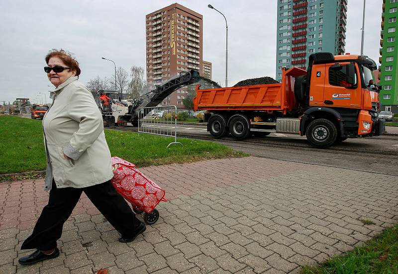 Uzavírka ulice Horní v Ostravě-Jihu, frézování a pokládka nového asfaltového povrchu.