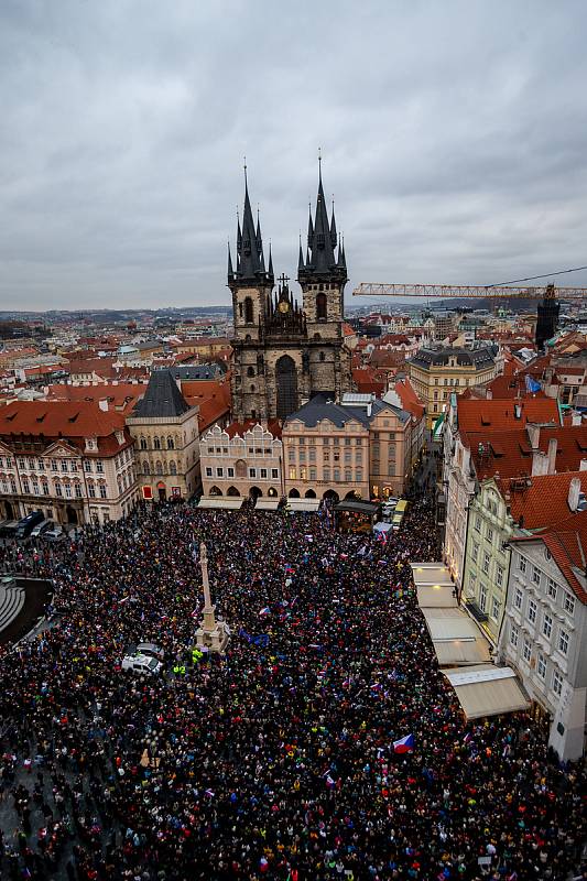 Demonstrace hnutí Otevřeme Česko-Chcípl PES a dalších uskupení proti protiepidemickým opatřením a "covidové totalitě", 17. listopadu 2021 v Praze.