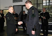 Nejvyšší  záchranářské vyznamenání předal Martinu Strnadovi předseda báňského úřadu Martin Štemberka.