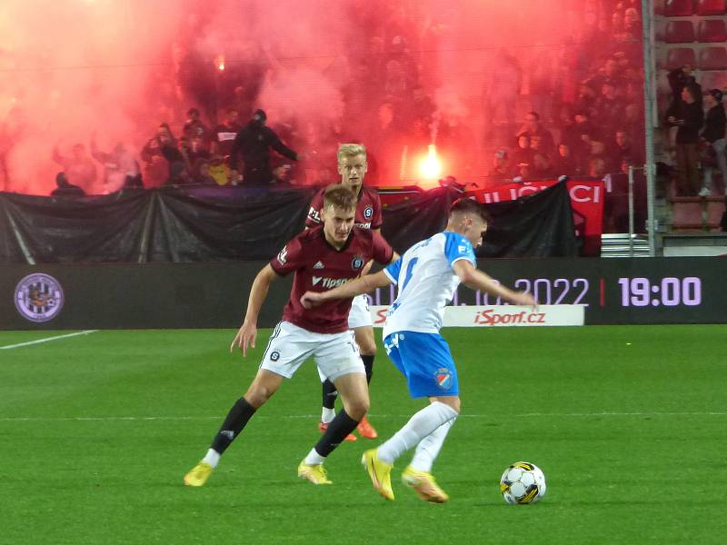 Fotbalisté Baníku Ostrava (v bílém) na Letné, kde remizovali se Spartou 1:1. Podpořit je přijel i početný tábor fanoušků.