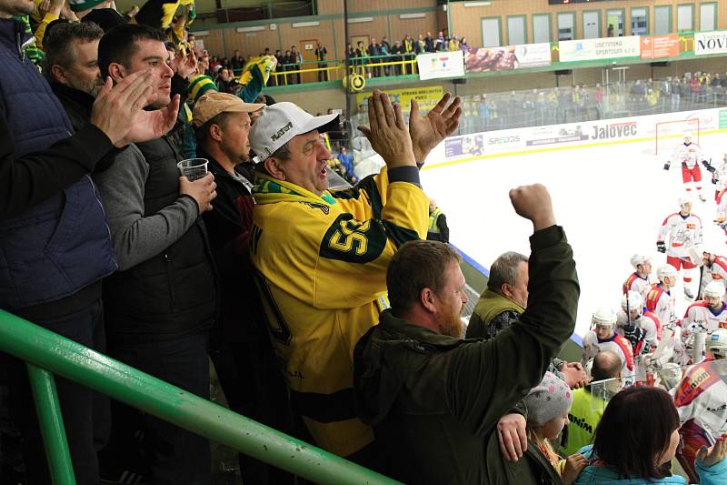 Třetí utkání finálové série II. hokejové ligy - skupiny Východ mezi domácím VHK Robe Vsetín (zelenožluté dresy) a HC Torax Poruba. Domácí Vsetín zvítězil 3:2 po samostatných nájezdech a zajistil si postup do kvalifikace o WSM Ligu. Utkání na zimním stadio