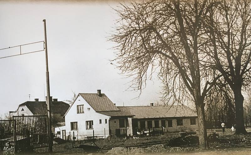 Pohled na budovu s šatnami TJ Sokol Hrabová, která stojí dodnes, ale ve zchátralém stavu. Sokolská obec o její rekonstrukci údajně nestojí, přestože jí bylo z úřadu nabídnuto zafinancování.