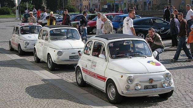 Setkání členů Fiat klubu Ostrava v Bílovci v roce 2008. Trojice bílých fiatků dorazila na sraz z největší vzdálenosti. Jejich majitelé totiž bydlí v Itálii.