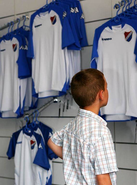 Na ostravském Kuřím rynku se v pátek otvíral zbrusu nový baníkovský fanshop 