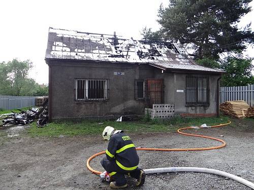 Tři jednotky hasičů zasahovaly v neděli odpoledne v Ostravě-Kunčicích u požáru plechové a lepenkové sedlové střechy rodinného domku.