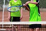 Badminton, stolní tenis, plážový volejbal nebo třeba tenis. To jsou disciplíny, ve kterých se dnes utkaly rodiny s dětmi v rámci sportovního dne ku příležitosti Dne mládeže.