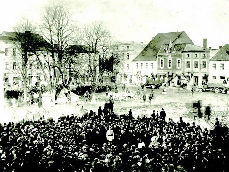 Na snímku ze 4. února 1920 promlouvá k nevelké skupině občanů Hlučína velitel československých jednotek, které město obsadily. 