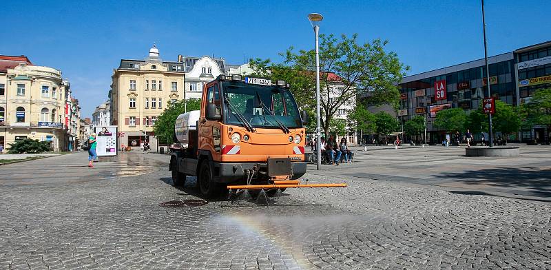 Prachostřik - kropící vůz v centru města, ilustrační foto.