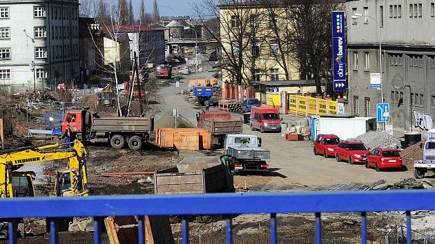 Montaž prvního mostního pole na ul. Českobratrská v Ostravě začala. Po dokončení vystavby dojde k s průjezdnění na této komunikaci .