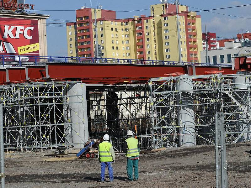 Montaž prvního mostního pole na ul. Českobratrská v Ostravě začala. Po dokončení vystavby dojde k s průjezdnění na této komunikaci .