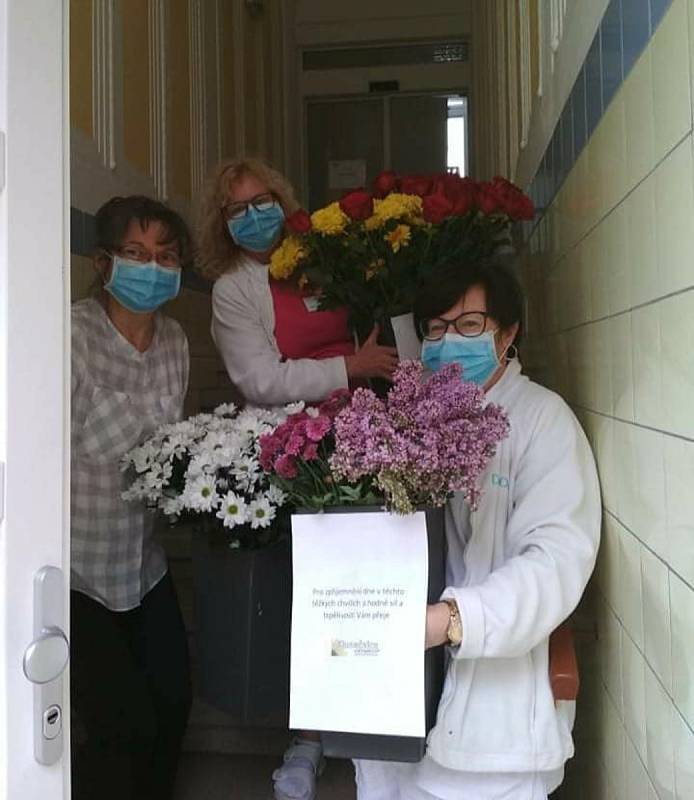 Opavské květinářství Slunečnice rozdalo řezané květiny klientům domovů pro seniory.