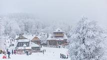 Sněhová nadílka přilákala 9. ledna 2020 návštěvníky na Pustevny v Beskydech.