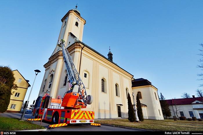 Odstraňování plechů z kostela v Ostravě-Staré Bělé v pondělí dopoledne.