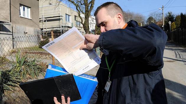 Pošťák David Greif začal obchůzku se sčítacími formuláři ulici Na Tvrzi v Muglinově.